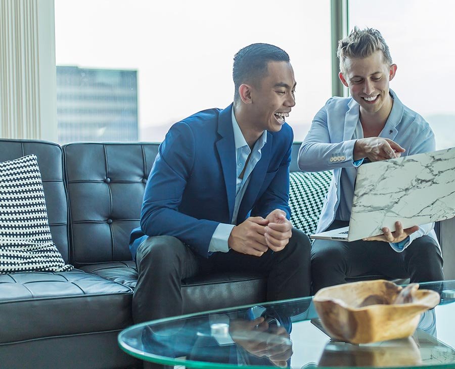 hombres-en-un-sillon-viendo-planos-en-computadora