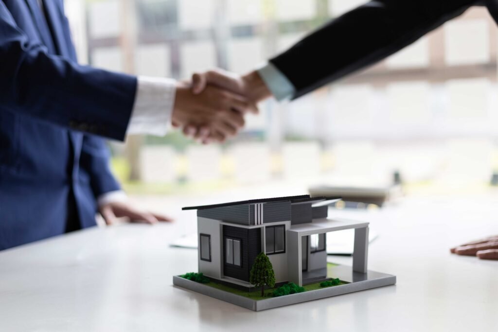 manos estrechandose cerrando un trato